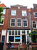 Huis/Winkel met verhoogde lijstgevel Gebr. van Damme in wederopbouwstijl