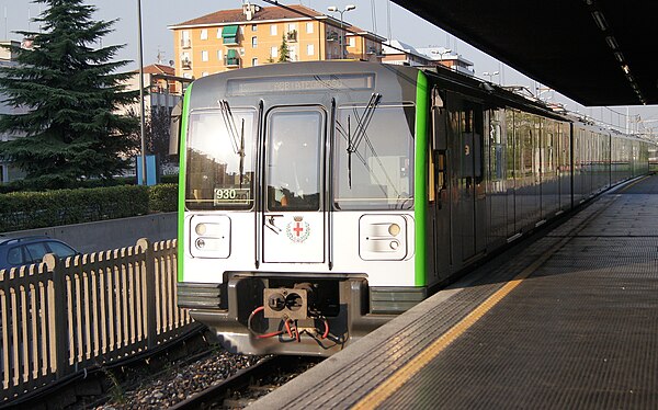 Milano - stazione metropolitana Crescenzago - treno Meneghino.jpg