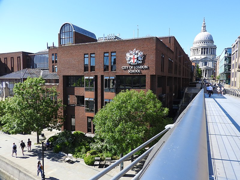 File:Millennium Bridge with City of London School 7317.jpg