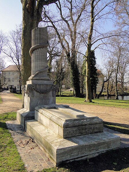 File:Mirow Schloss Liebesinsel Grabmal Adolf Friedrich VI 2010-04-07 060.jpg