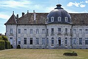 Façade est du corps de logis principal donnant sur le parterre, dominée par la rotonde du grand salon.