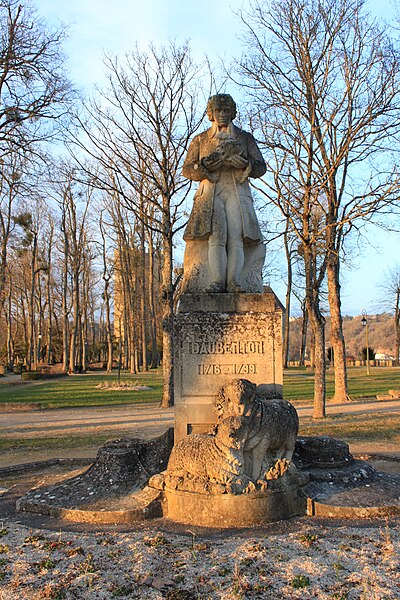 File:Montbard - Statue d'Aubenton.jpg
