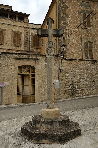 File:Montuiri, cruz en carrer de Palma.jpg