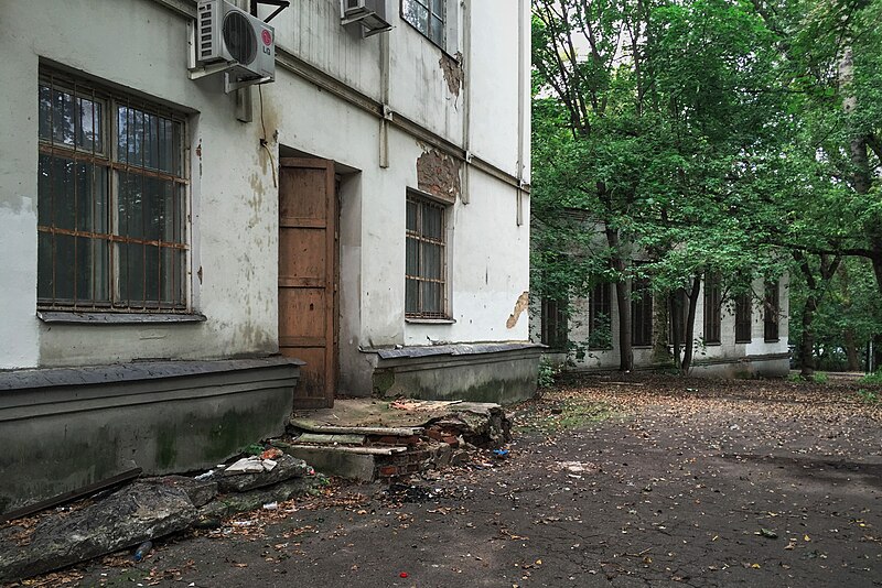 File:Moscow, Pavla Korchagina 7 k.1 disused building (30858496113).jpg