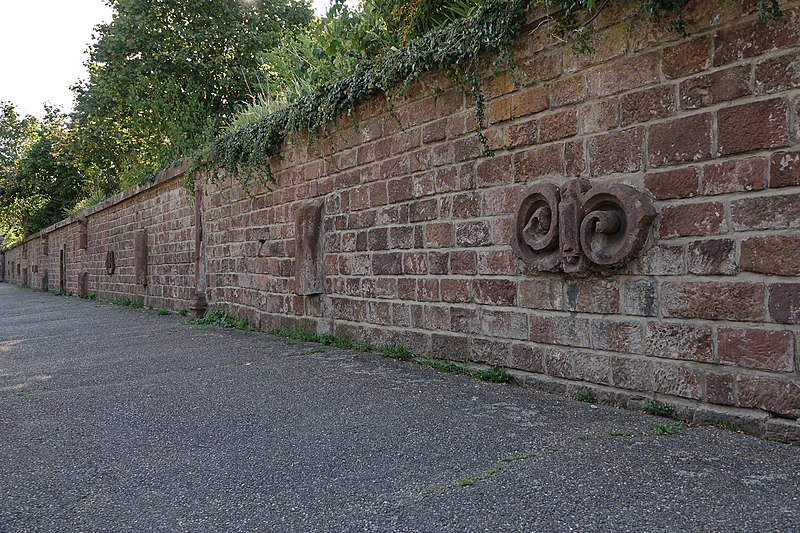 File:Mur le long du canal.jpg