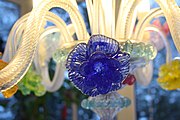 English: A murano chandelier - another view on the blue flower. Deutsch: Ein weiterer Blick auf die blaue Blume eines illuminierten Murano Lüster.
