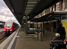 Hausbahnsteig Gleis 1 mit S-Bahn nach Roth.