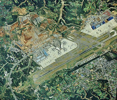 412px-Narita_International_Airport_Aerial_photograph_1989.jpg