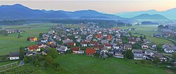 Naselje Šutna, obcina Kranj, Slovenija, v ozadju na sredini hrib Sveti Jost nad Krajem 847 m.n.m.jpg