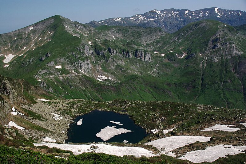 File:Neige sur l'étang d'Alate (Ariège).jpg