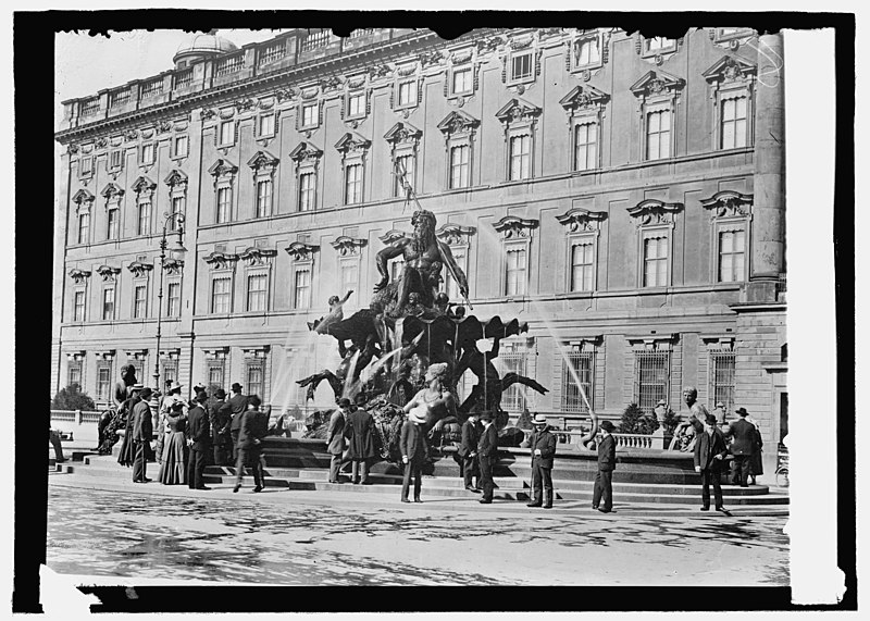 File:Neptune fountain, Berlin LCCN2016821269.jpg