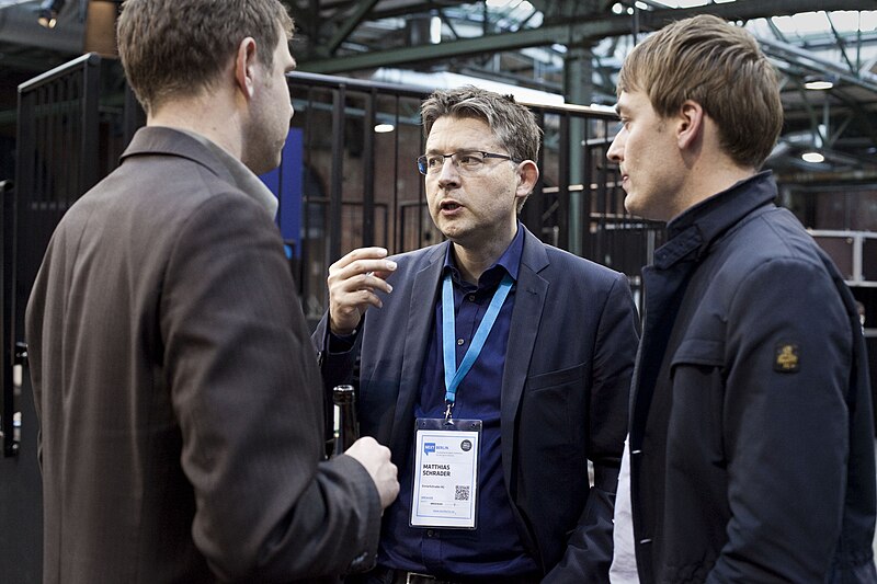 File:Networking Matthias Schrader (7163208376).jpg