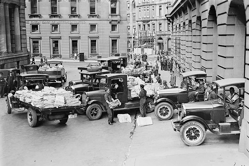 File:Newspapers being loaded, Sydney, 1920.jpg