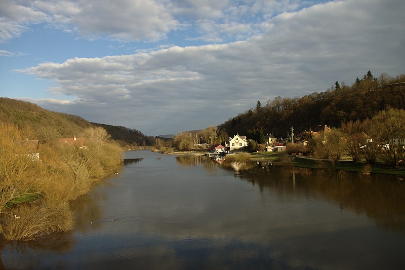 File:Nižbor, řeka Berounka.jpg