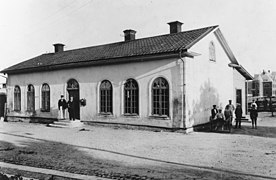 Första stationshuset i Nora. Det nuvarande stationshuset syns i bakgrunden.