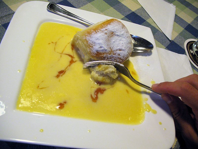 File:Obertraun - Gasthof Dachsteinhof - Apfelstrudel mit Vanillesauce-2.JPG