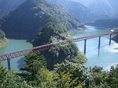 Nagashima-Stausee mit Eisenbahnbrücke