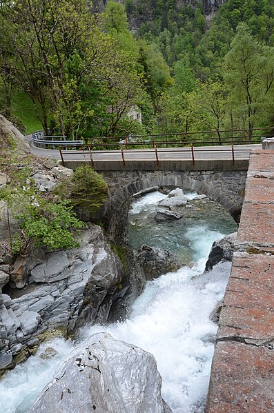 File:Old Former Main Road Bridge at Collinasca.jpg