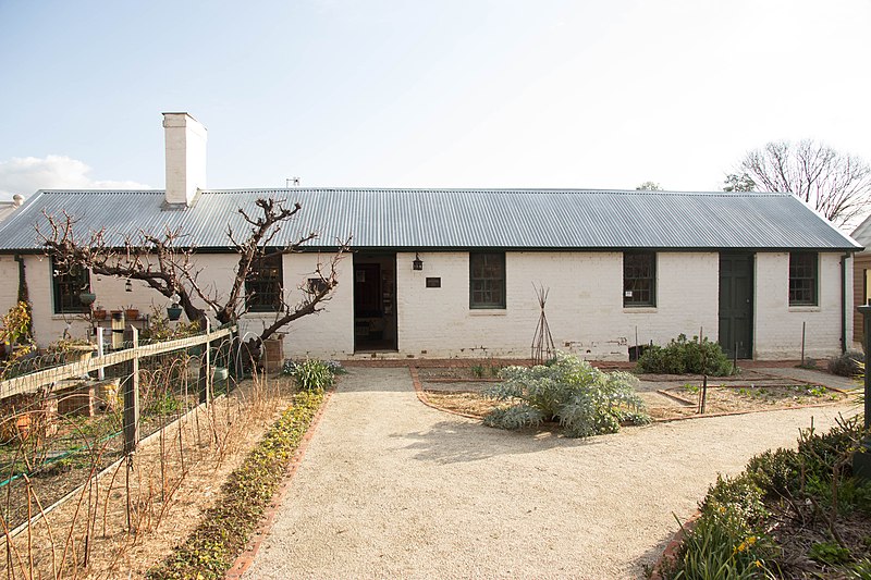 File:Old Government Cottages, Bathurst.jpg