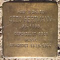 Deutsch: Stolperstein für Otto Hertmann vor dem Gebäude Justus-Strandes-Weg 4 in Hamburg-Ohlsdorf.