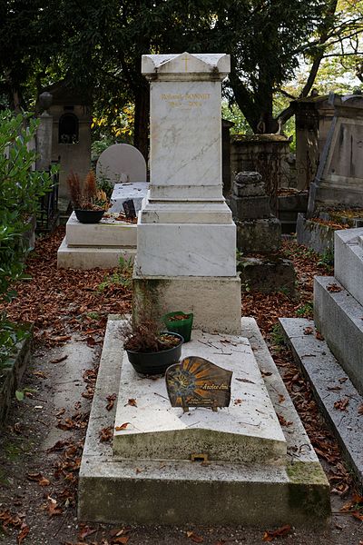 File:Père-Lachaise - Division 39 - Bonnet 01.jpg