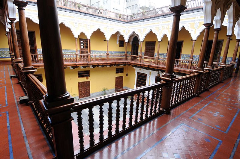 File:PASADIZOS QUE RODEAN EL PATIO PRINCIPAL DEL PALACIO DE TORRE TAGLE (5805414052).jpg