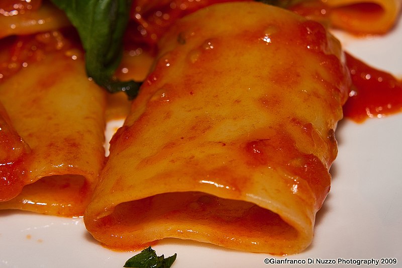 File:Paccheri di Gragnano al pomodoro.jpg