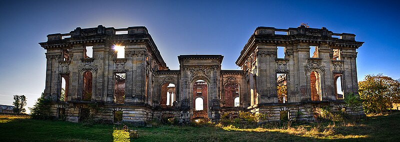 File:Palatul Micul Trianon.jpg