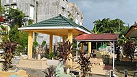 Banjar: Kuburan-kuburan di Alkah Pangeran Achmid di Sungai Baru, Banjarmasin, Kalimantan Salatan. Bahasa Indonesia: Makam-makam di Kompleks Pemakaman Pangeran Achmid di Sungai Baru, Banjarmasin, Kalimantan Selatan. English: Graves at the Prince Achmid Cemetery Complex in Sungai Baru, Banjarmasin, South Kalimantan.