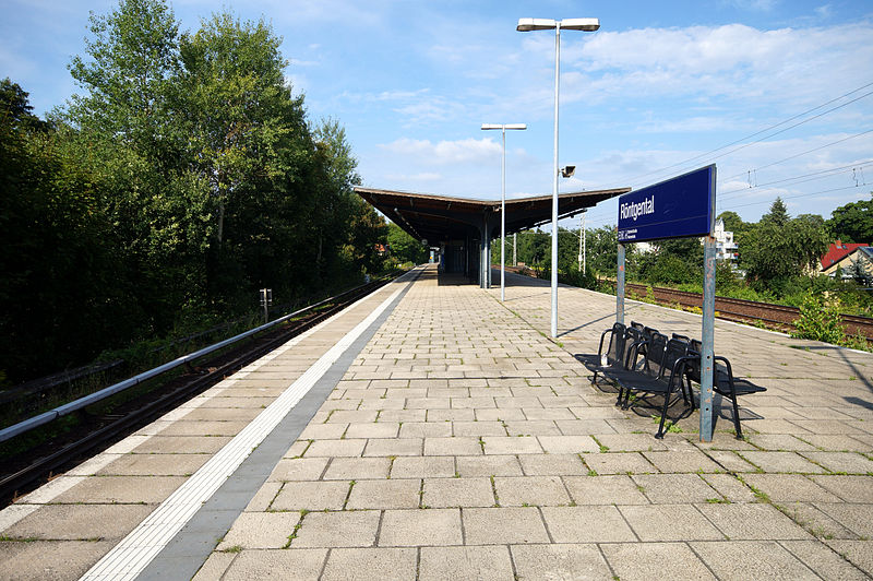 File:Panketal- Bahnhof Röntgental- auf Bahnsteig 7.8.2013.jpg