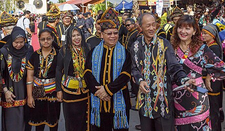 Fail:Penampang_Sabah_Dignitaries-at-_Kaamatan-Celebrations-2014-02.jpg