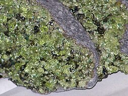 Vihreää oliviinia basaltissa. Kiven alkuperä: San Carlos Indian Reservation, Gila Co., Arizona, USA.