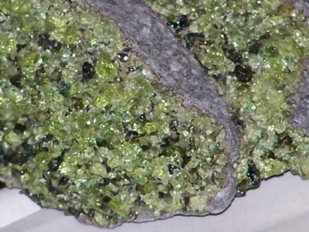 Tập_tin:Peridot_in_basalt.jpg