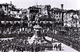 Inauguración de la estatua en 1890 con la plaza aún sin construir.