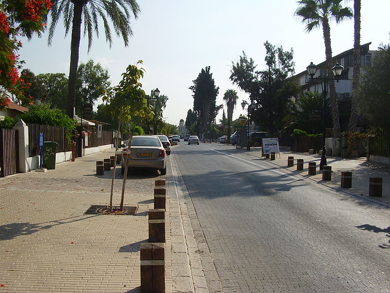 File:PikiWiki Israel 4425 main street in mazkeret batya.jpg