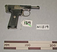 A Webley & Scott Model 1911 em .32 Auto.