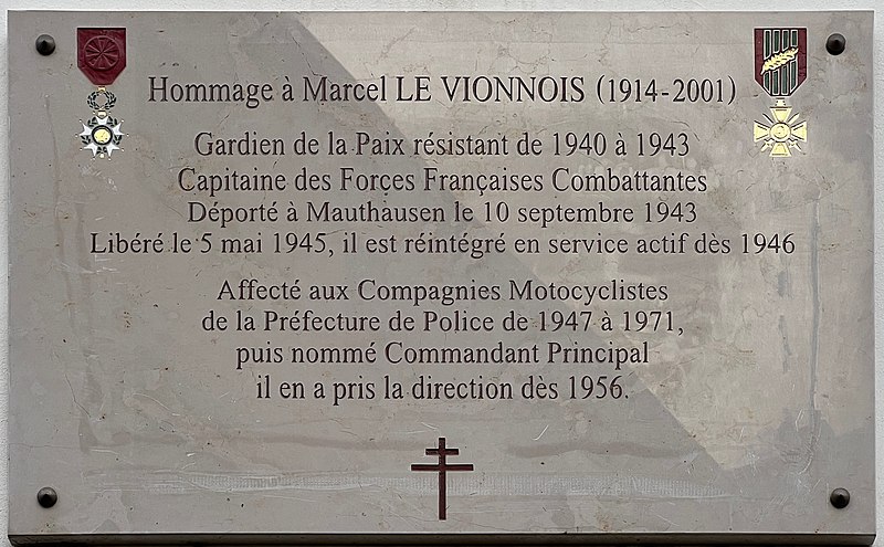 File:Plaque Hommage Marcel Vionnois Rue Chanoinesse - Paris IV (FR75) - 2022-02-19 - 1.jpg