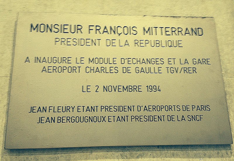 File:Plaque de l'inauguration de la gare Aéroport Charles-de-Gaulle 2 TGV en 1994 par François Mitterrand.JPG