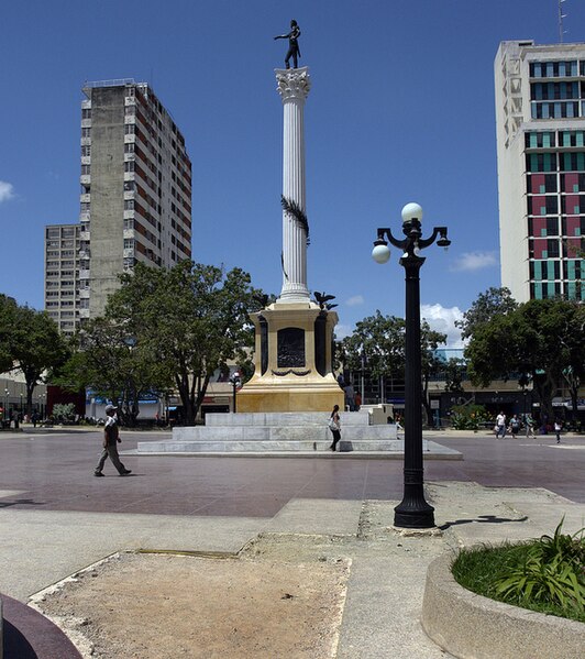 File:Plaza Bolívar de Valencia..jpg