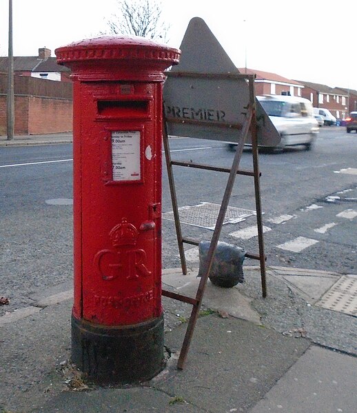 File:Post box at Oceanic Road.jpg