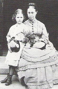 二人の女性の白黒写真。左側に幼い頃のビアトリクス。右側に母親のヘレン。