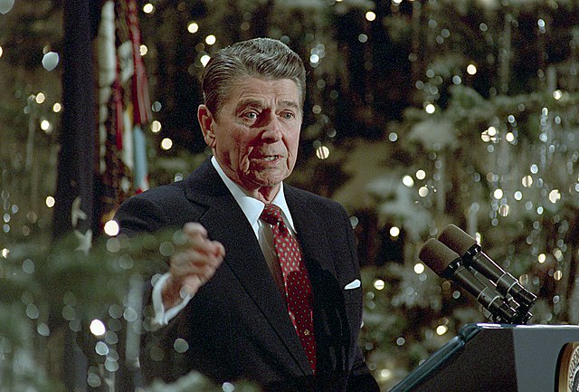 File:President Ronald Reagan speaking at a podium during his final