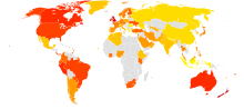 På verdenskortet er Europa, Nordamerika, Australien og det meste af Sydamerika farvet rødt. Det meste af Asien er gult, og det meste af Afrika er gråt