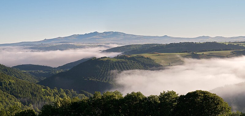 File:Puy de Sancy depuis le Suc du Chien, Lugarde.jpg