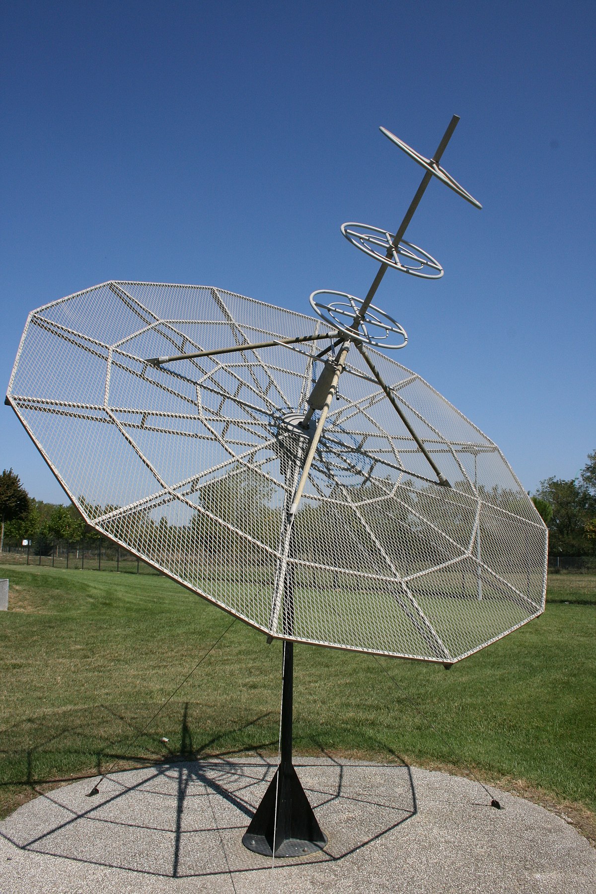 File:Radio antenna, Cite de l'espace.jpg - Wikimedia Commons