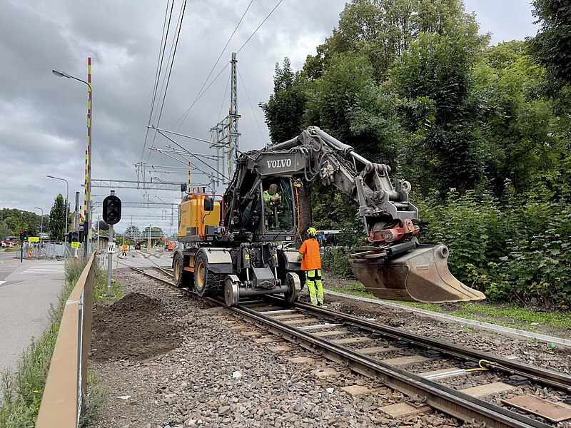 File:Railway work Baneservice (Bane NOR) sporarbeid jernbane toglinje skinnegang Road–rail vehicle excavator Volvo skinnegående gravemaskin EWR150E planovergang crossing Jernbanegata Tønsberg Vestfold Norway 2023-07-27 IMG 8783.jpg