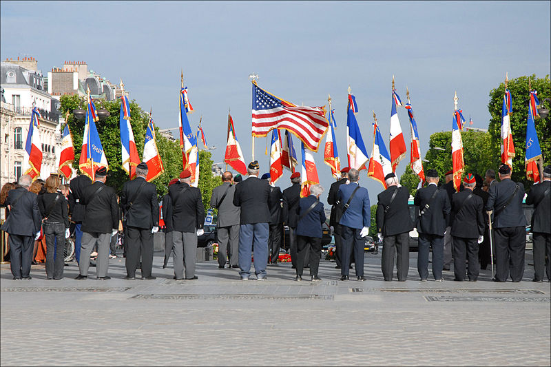 File:Ravivage de la flamme à lArc de Triomphe (3600714270).jpg