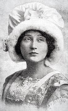Reine Davies ca. 1909 (cropped).jpg