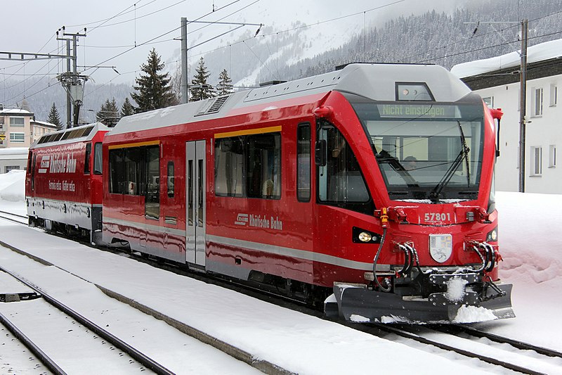 File:RhB Ait 578 01 and Ge 4-4 III 647 - Davos Dorf, 23th March 2018.jpg