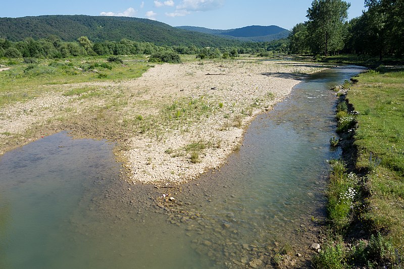 File:River Kusno (near Tianeti) 1.jpg